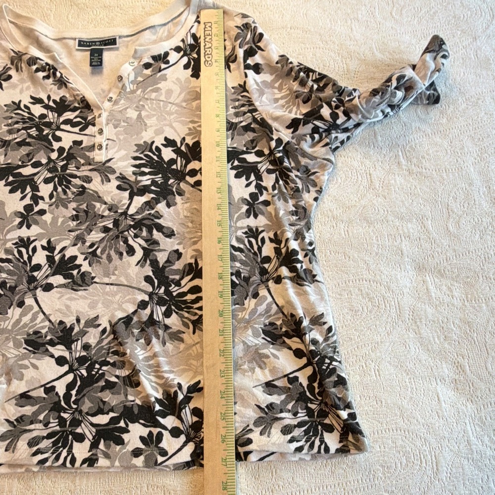 Karen Scott Women’s Plus 3X White Gray Black Floral Knit Henley 3/4 Sleeve Top - Picture 5 of 7